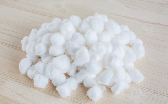 Українцям порадили взимку розкладати вату на кухні: у чому причина