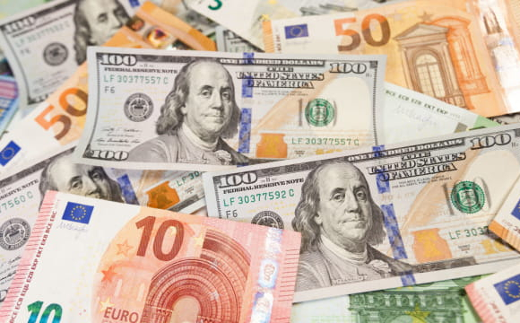 Українців закликали не купувати долари та євро