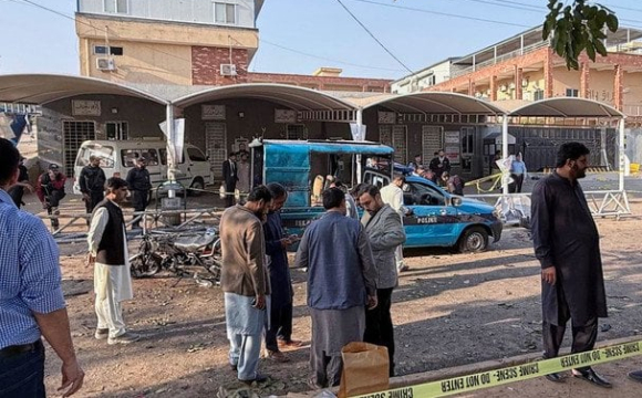 Чоловік підірвав себе біля будівлі суду: загинули ще 12 людей