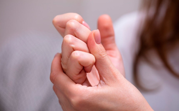 Чи можна хрустіти пальцями: відповідь здивує