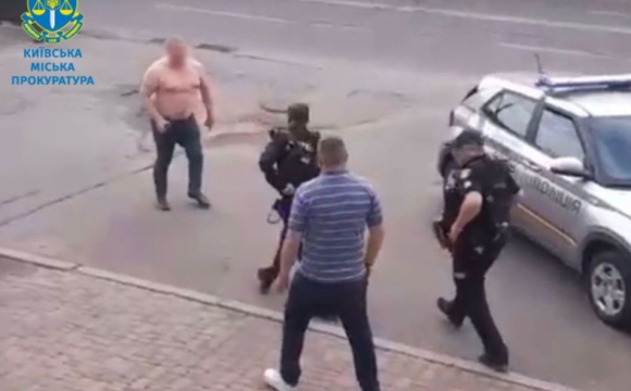 В українському місті чоловік вдарив поліцейського та пошкодив службове авто
