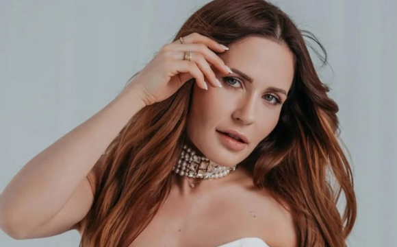 Відому акторку, яка розлучилась із чоловіком, запідозрили у романі: вона відповіла