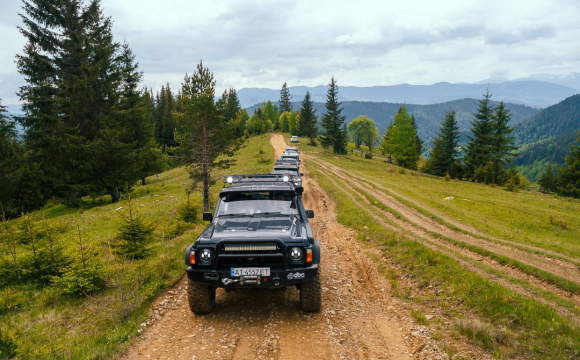 На заході України заборонили їздити на джипах: у чому причина