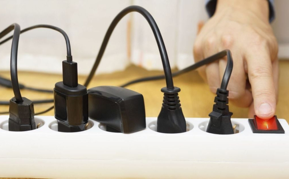 Цих популярних помилок з електрикою варто уникати вдома