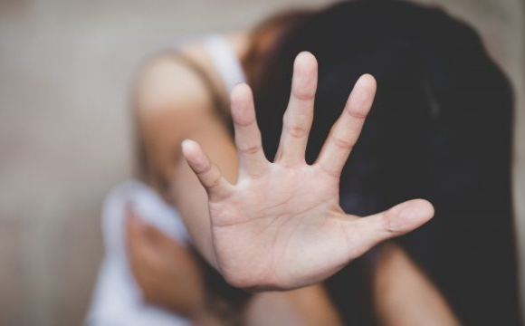 Жінка змушувала 13-річну дитину брати участь у порнографічних онлайн-трансляціях