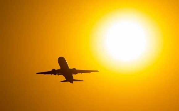 У небі над Україною помітили пасажирський літак