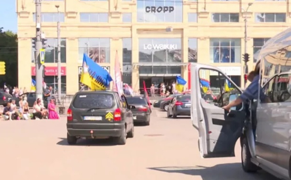 У Луцьку під час прощання з Героєм патрульні склали протокол на водія кортежу 