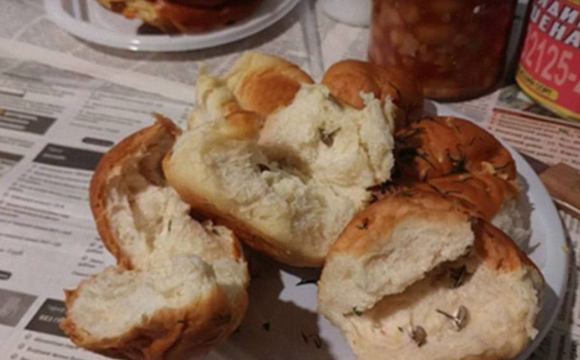 В українському місті бабуся «пригостила» росіян пиріжками з канцелярськими кнопками