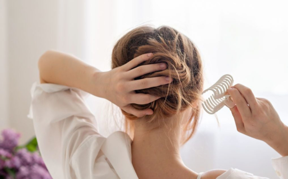 Через яку популярну зачіску може випадати волосся