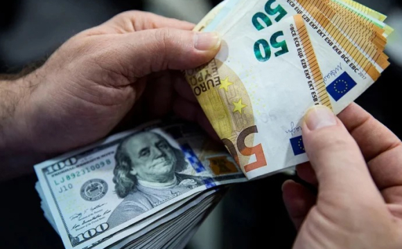 Українцям порадили, яку валюту купувати саме зараз