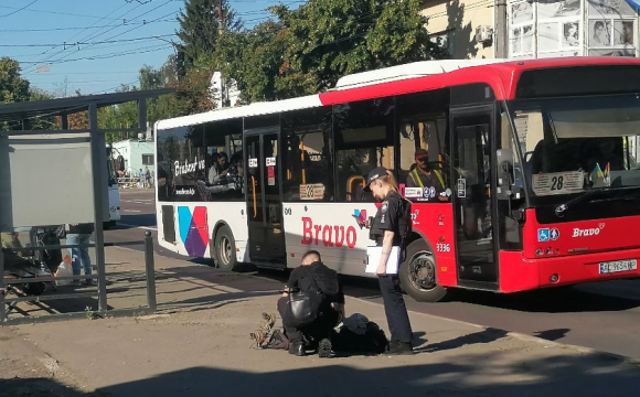 Стало відомо, чому зупинку у Луцьку обгородили червоною стрічкою: що там знайшли