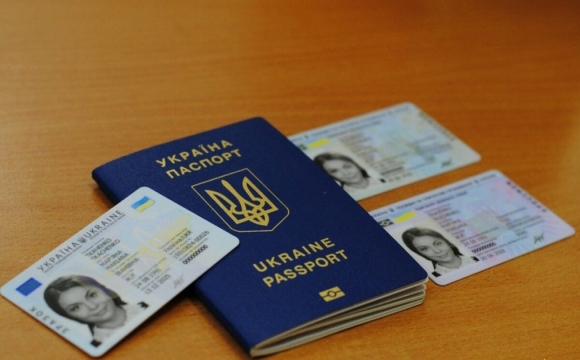 Українцям пояснили, коли паспорт-книжечку треба міняти обов’язково