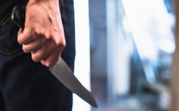 На заході України чоловік з ножем напав на працівників ТЦК